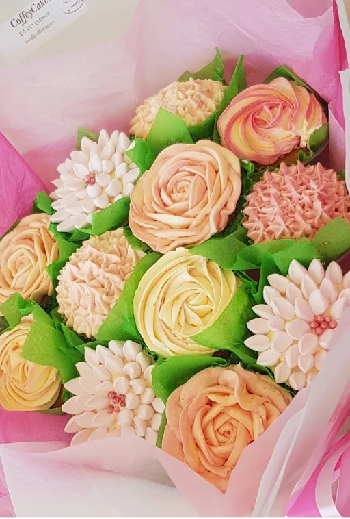 Cake decorated with sugarcraft flowers